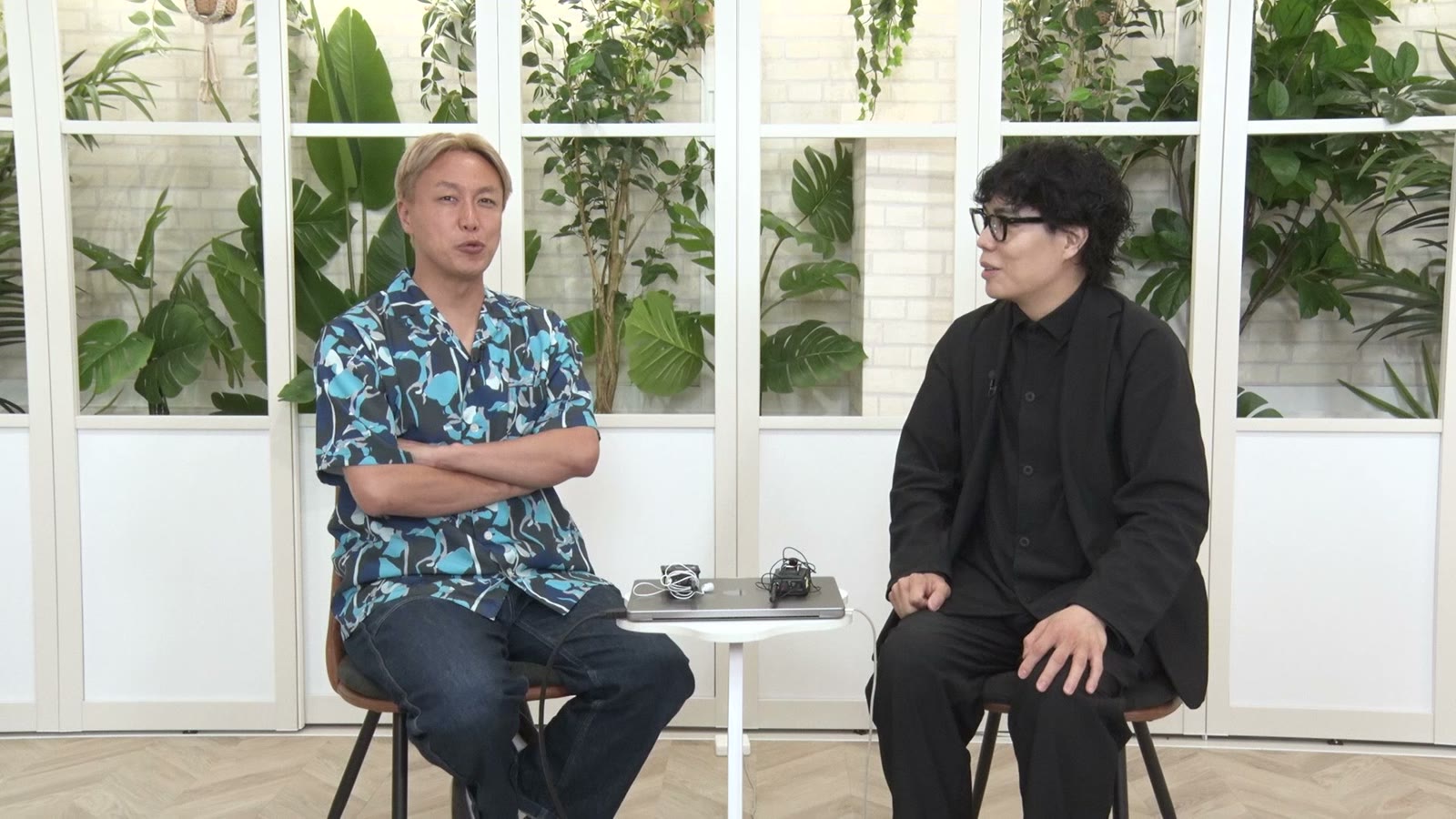 『こちらAIにて実験中』本編。お見送り芸人しんいちと令和ロマン・くるまのスタジオ収録場面